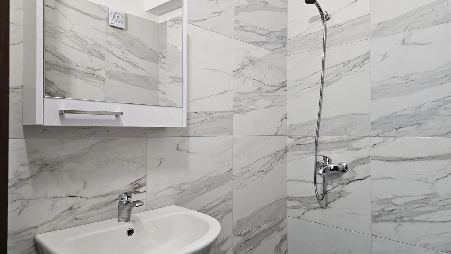Apartamento Modern Essentials With A Touch Of Sea Breeze Sarandë 0*,